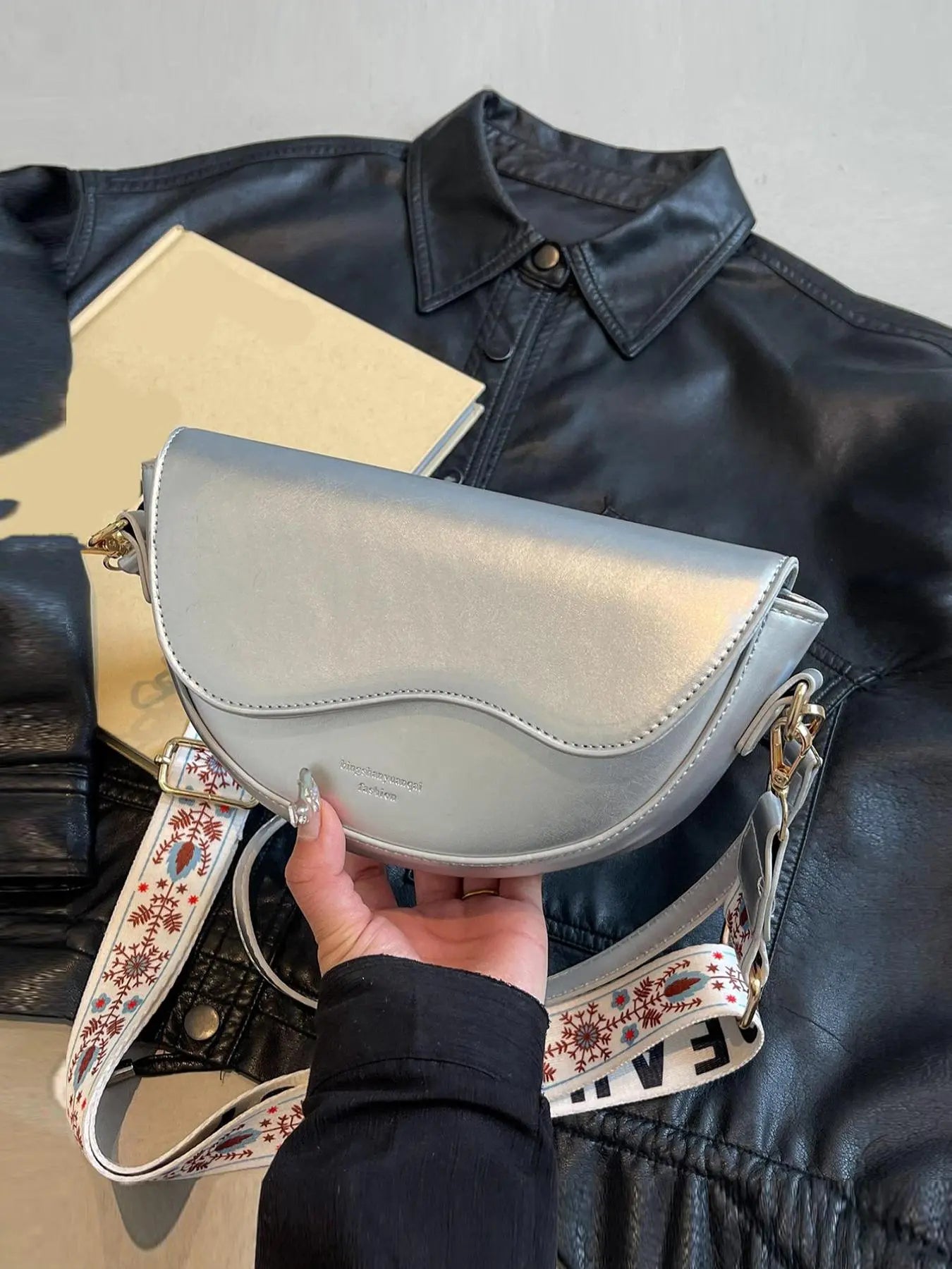 Women's Retro Solid Color Saddle Bag, Wide Shoulder Strap Messenger Bag, Fashionable Classic Popular Shoulder Bag, Crossbody Shoulder Bag, Everyday Crossbody Bag, Suitable for Daily Outing